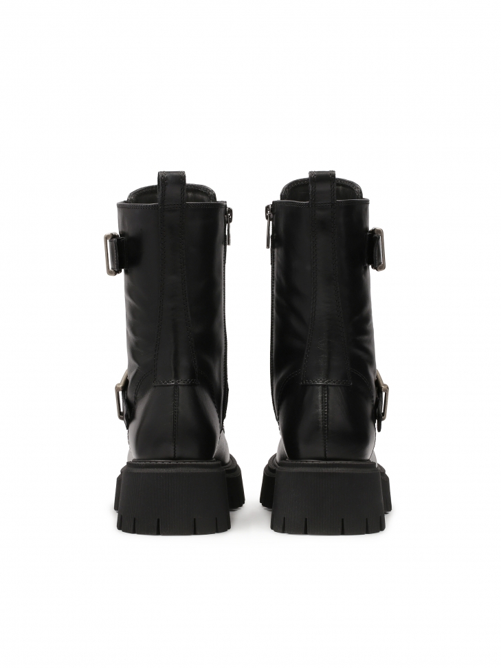 Wysokie trzewiki zdobione paskami ze sprzączkami