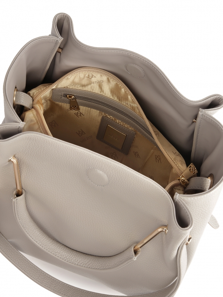 Skórzana szara torebka z metalowymi rączkami i paskiem