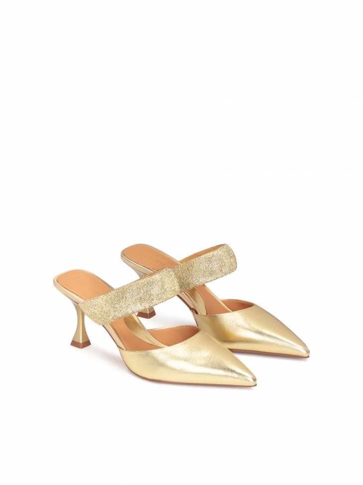 Złote skórzane klapki z błyszczącym paskiem