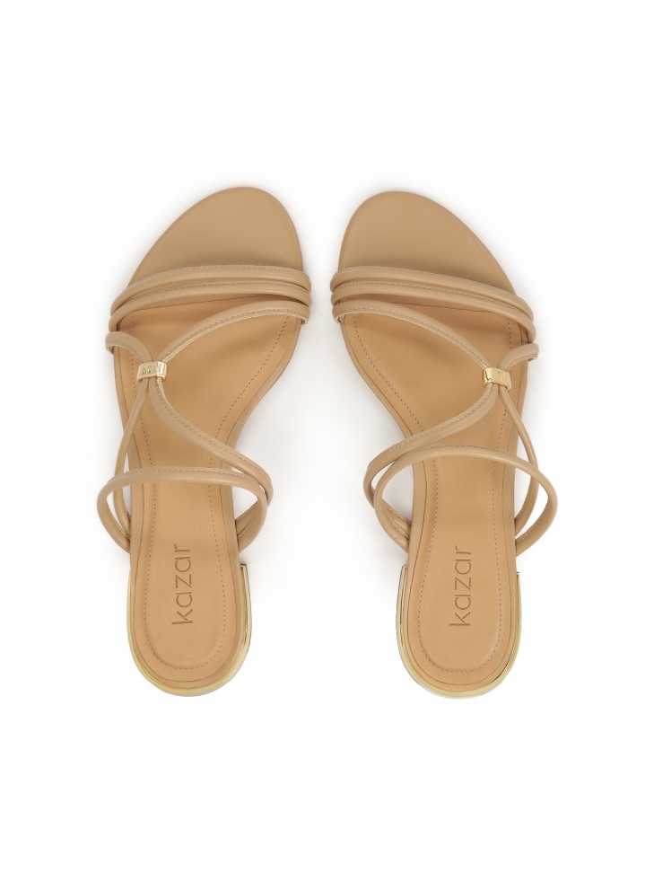 Beżowe klapki z paskiem na piętę