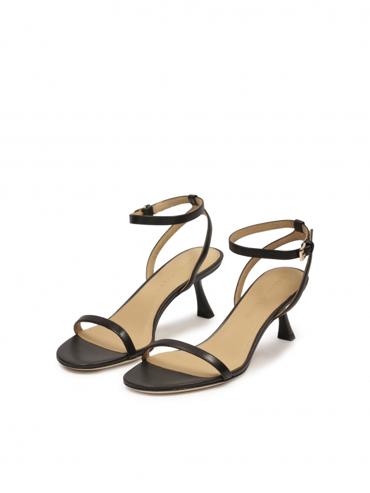 Minimalistyczne czarne sandały na modnym obcasie