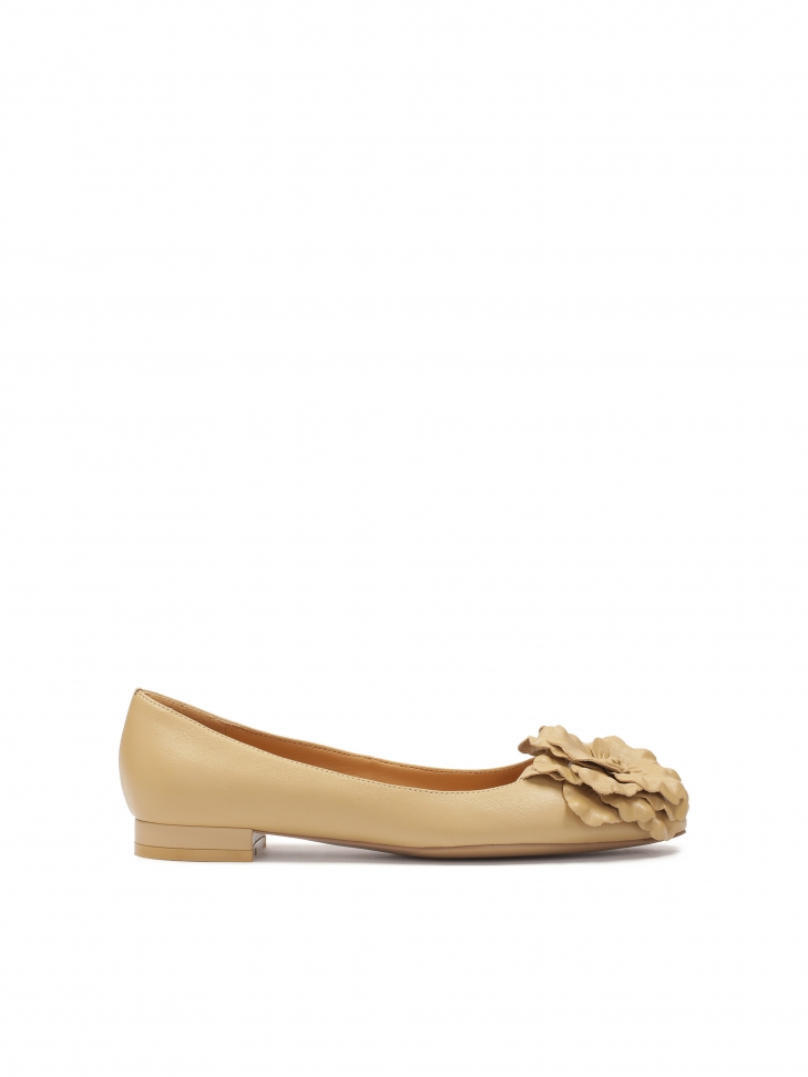 Beżowe płaskie czółenka z kwiatkiem