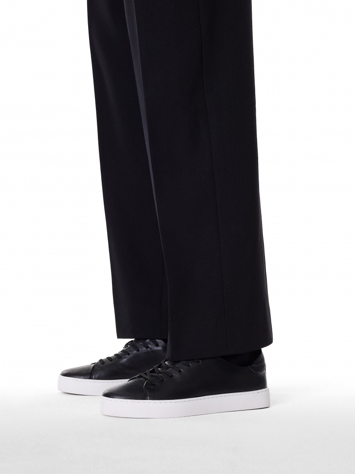 Minimalistyczne czarne sneakersy z gładkiej skóry