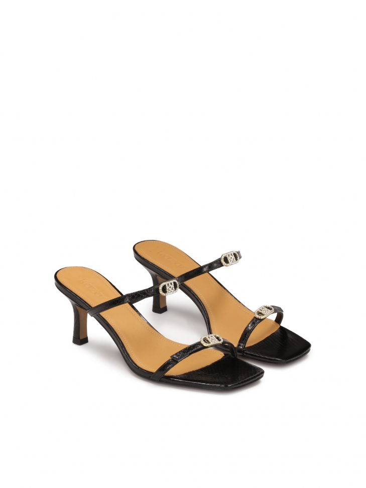 Klapki na średniej wysokości obcasie