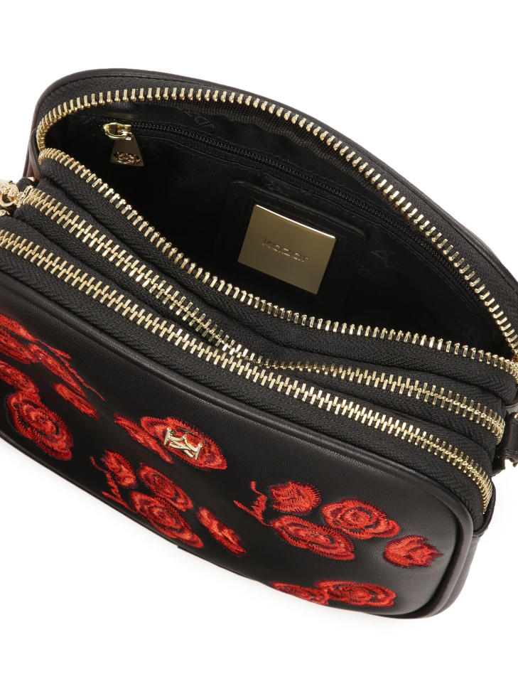 Czarna klasyczna torebka w czerwone kwiaty