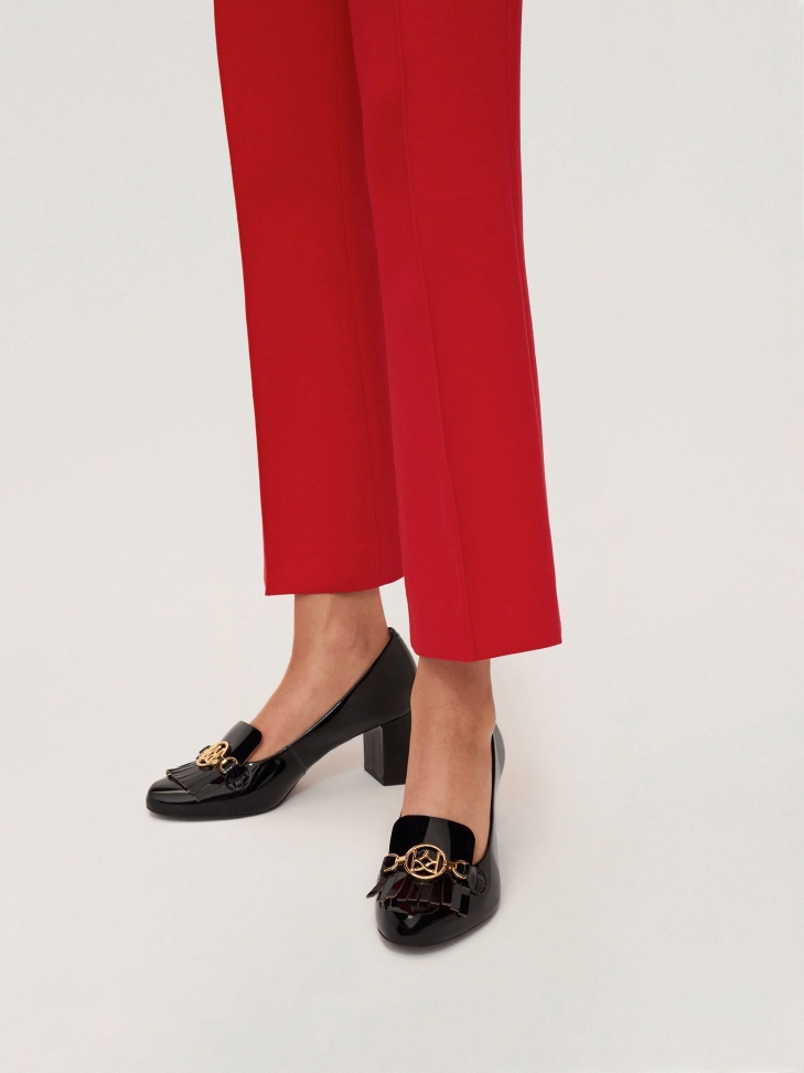 Lakierowane czarne czółenka damskie ozdobione frędzlami