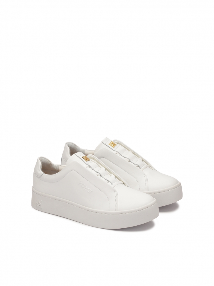 Białe sneakersy z zaytymi uchwytami na sznurówki