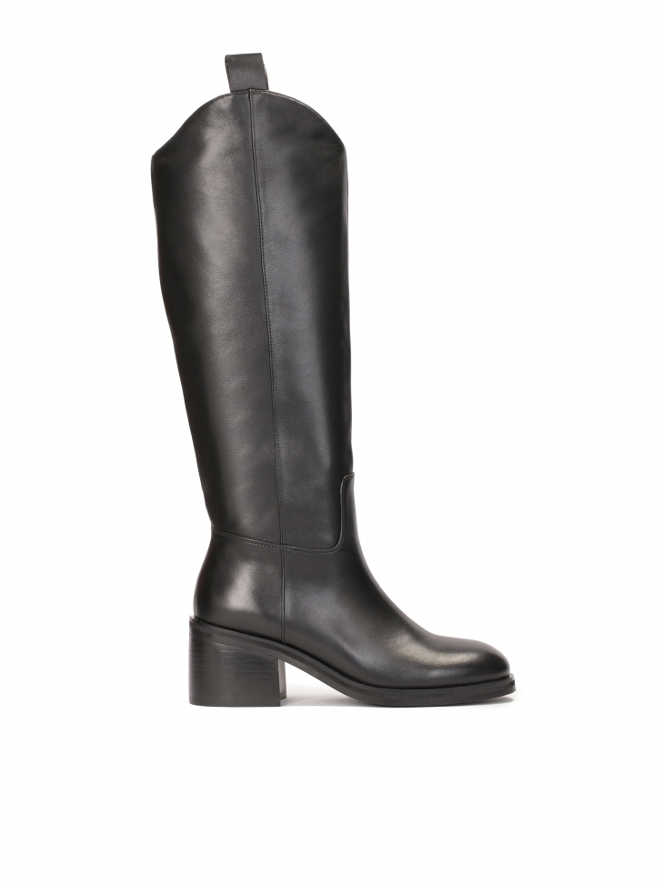 Skórzane kozaki z zaoągloną cholewką i grubym obcasem