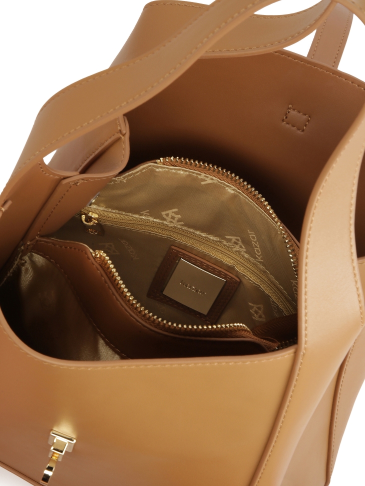 Jasnobrązowa torebka z eleganckim zapięciem