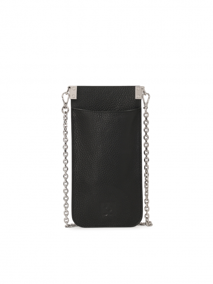 Modne czarne etui na telefon zawieszone na srebrnym łańcuszku