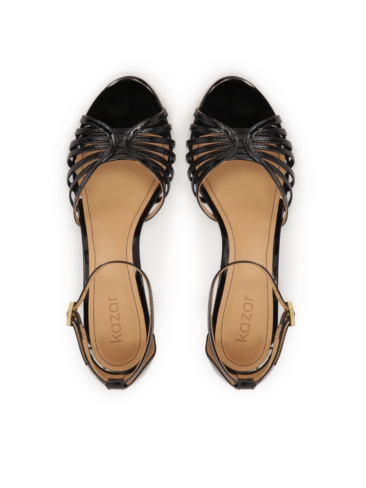 Lakierowane sandały z eleganckimi paskami