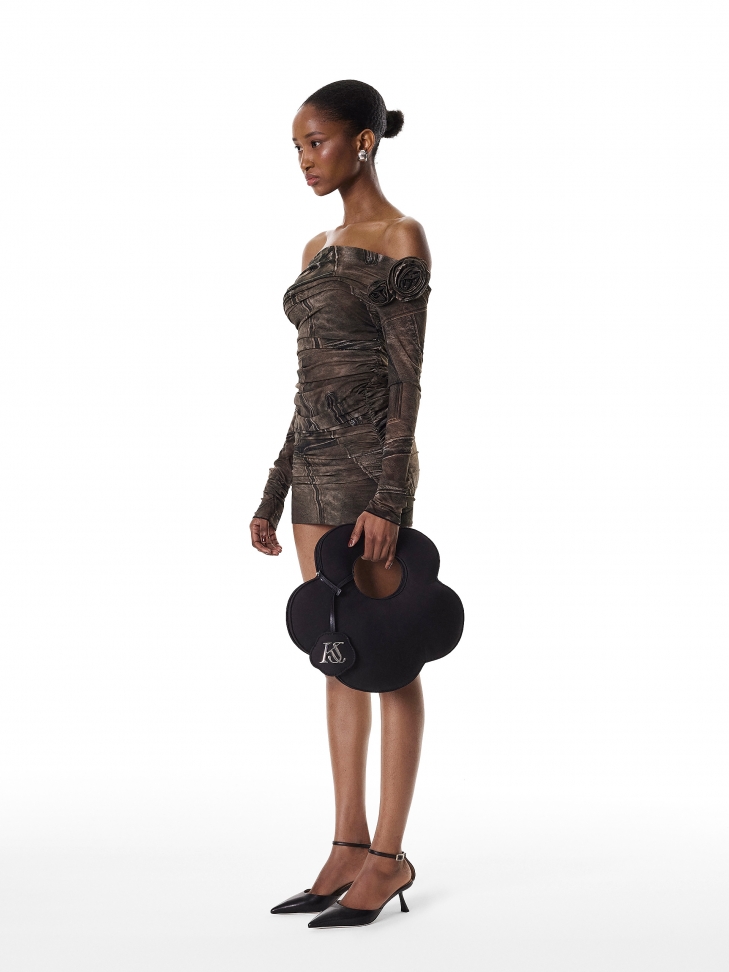 Czarne czółenka na obcasie z wyciętą cholewką