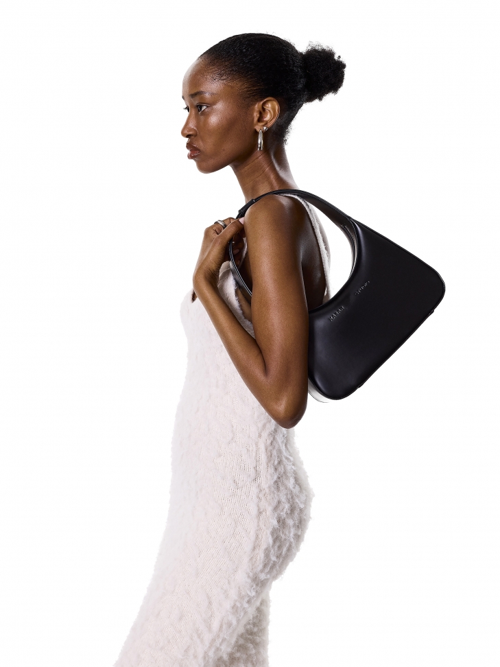 Zgrabna czarna torebka o gładkim licu