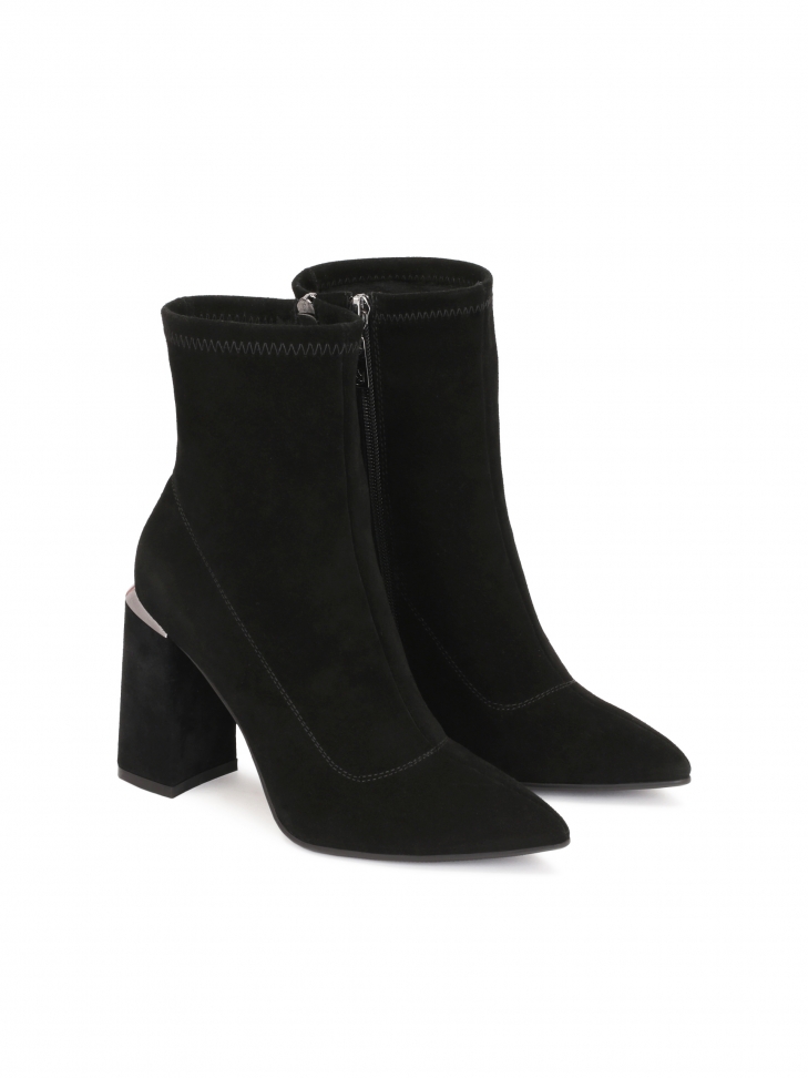 Zamszowe botki na słupku z metalową wstawką