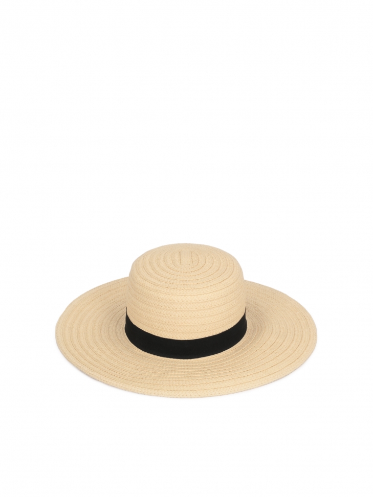 Słomkowy kapelusz ze wstążką