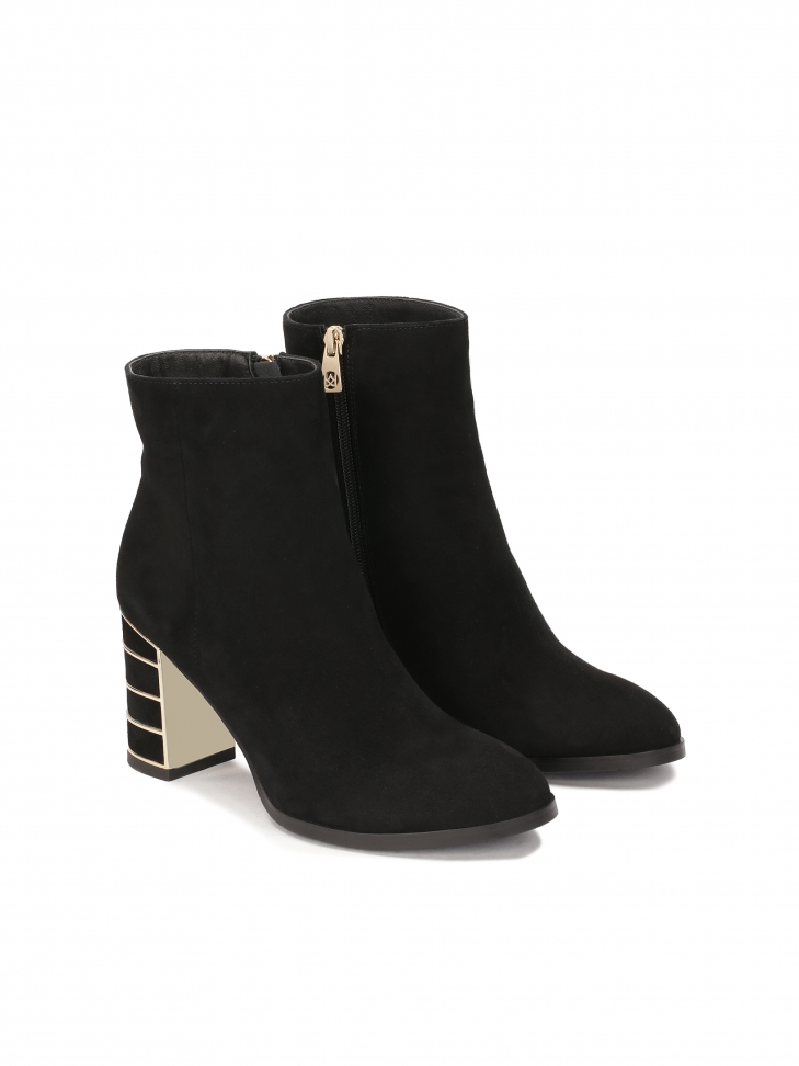 Zamszowe botki ze zdobionym obcasem