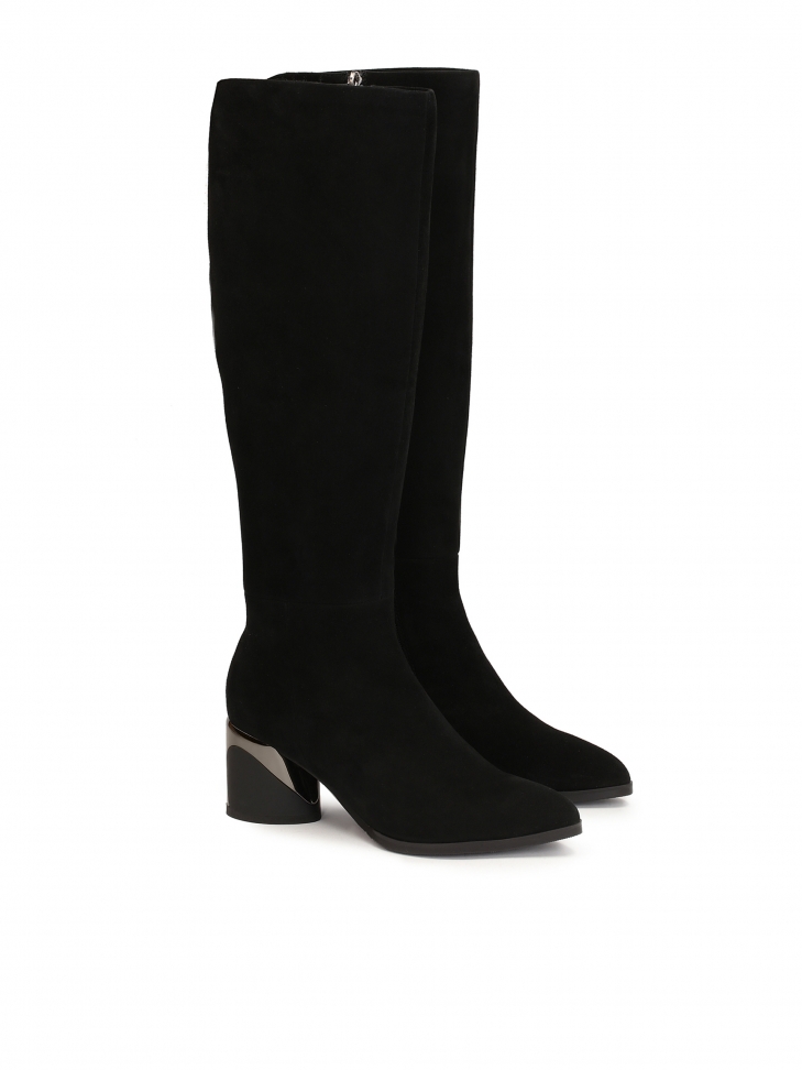 Czarne kozaki z zamszu osadzone na efektownym obcasie