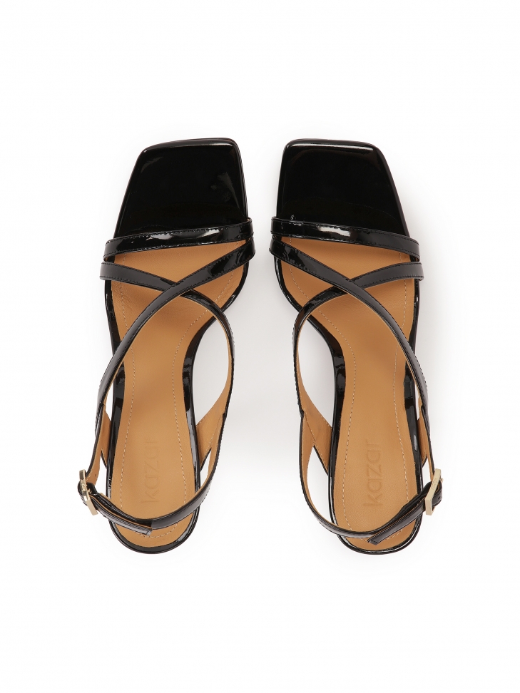 Lakierowane czarne sandały z przeplatanymi paskami