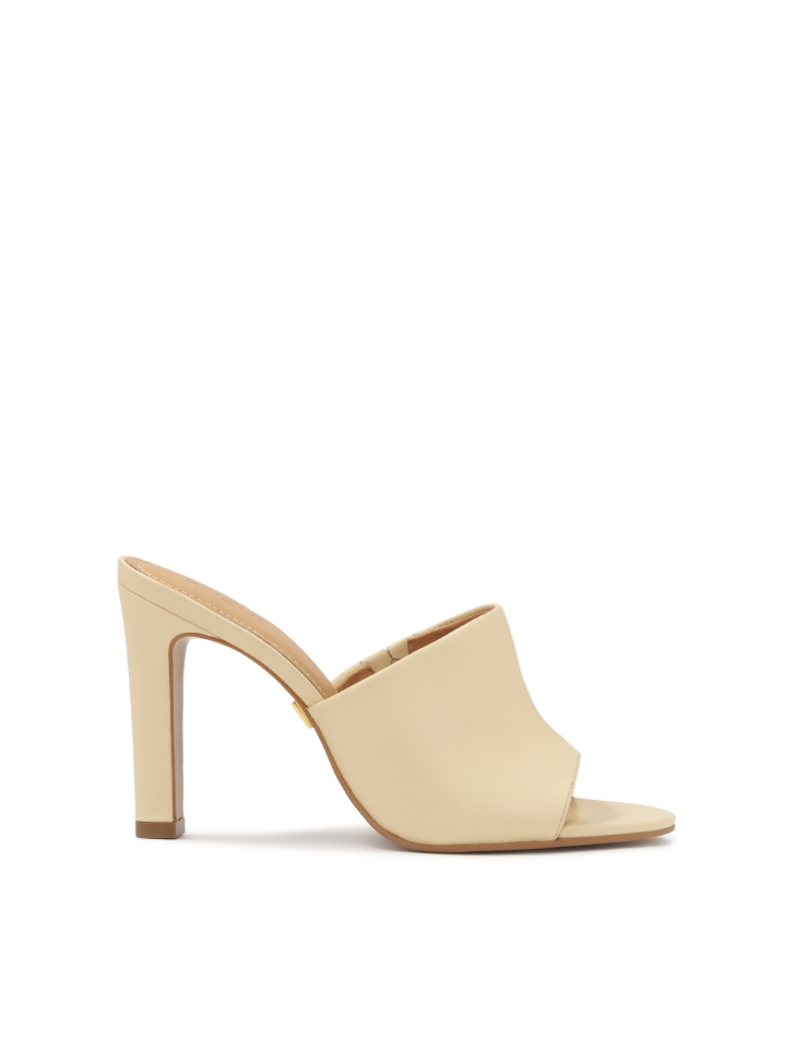 Jasne skórzane klapki na obcasie