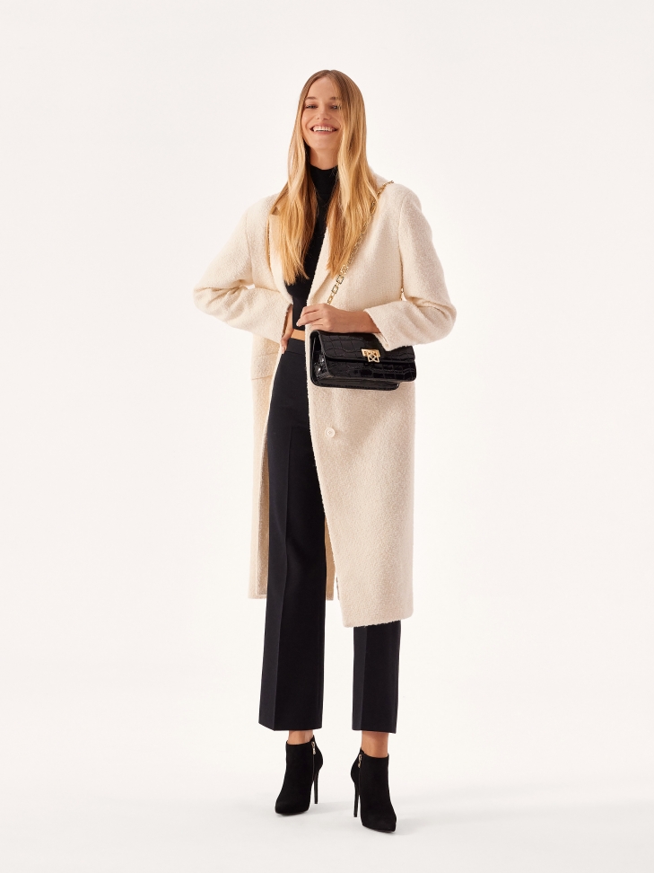 Czarna torebka z tłoczonej skóry na efektownym łańcuszku