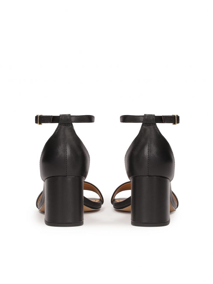 Klasyczne czarne sandały na klocku z pełną piętą
