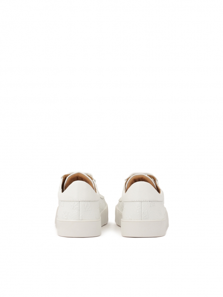 Białe sneakersy z tłoczonym wzorem