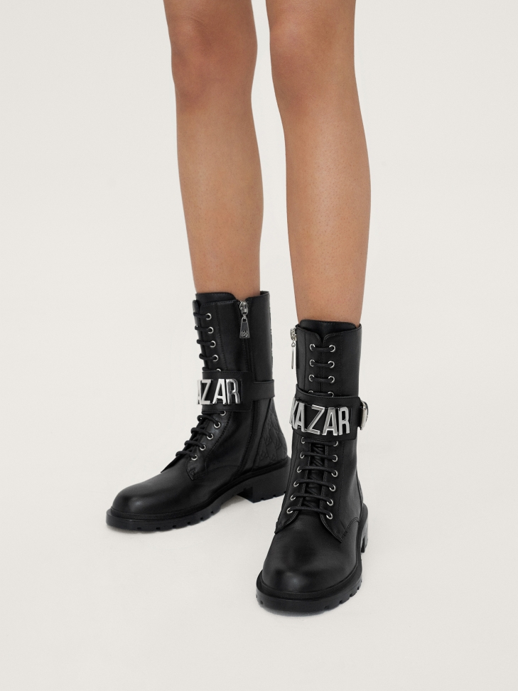 Wysokie trzewiki damskie z tłoczeniem i metalowym napisem