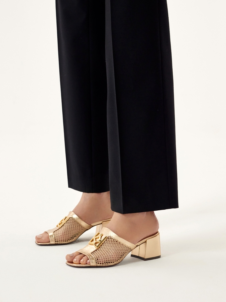 Ażurowe ote klapki zdobione monogramem