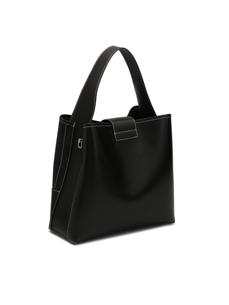 Czarna torebka z eleganckim zapięciem