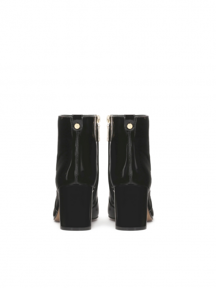 Lakierowane botki z wydłużonymi ściętymi noskami
