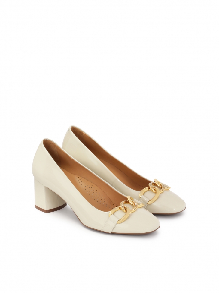 Kremowe lakierowane czółenka z metalową ozdobą