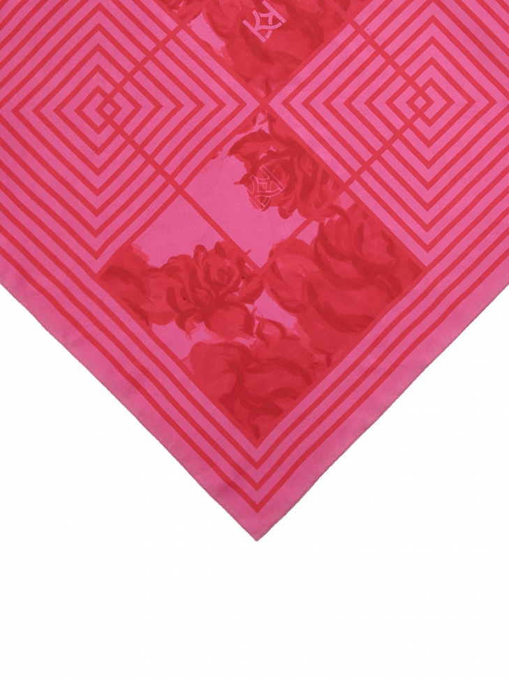 Jedwabna różowa apaszka w kwiatowy wzór