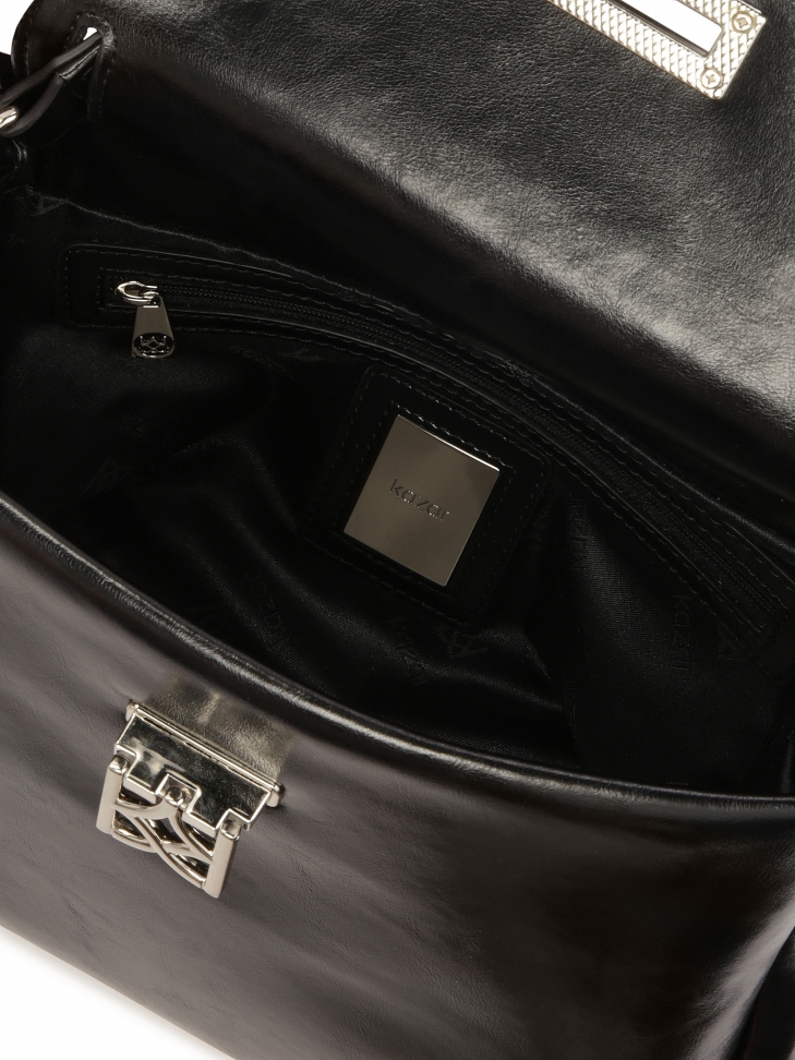 Skórzana torebka z ozdobnym zapięciem