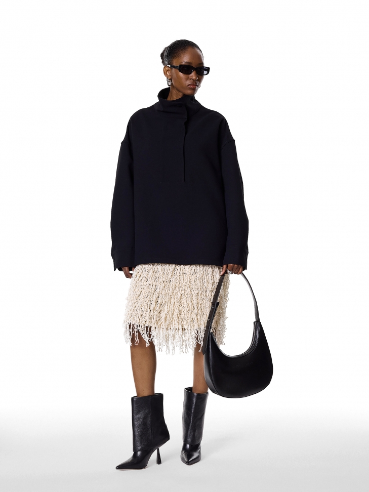 Czarna skórzana torebka na ramię z regulowanym uchwytem