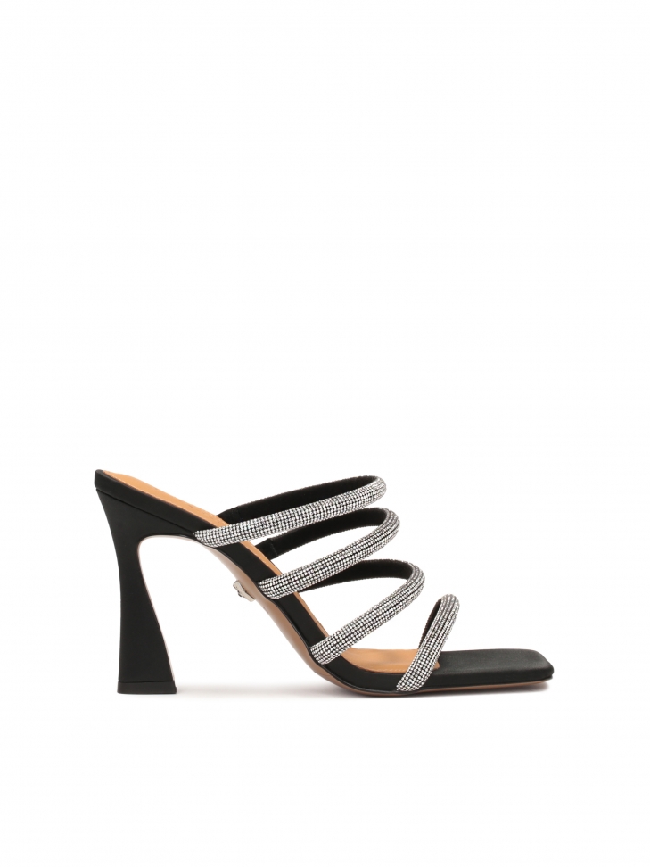 Zdobione yształkami klapki na obcasie