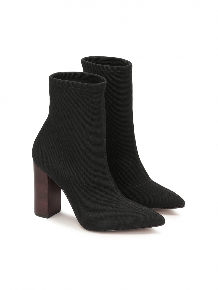 Czarne botki z tkaniny na wysokim obcasie