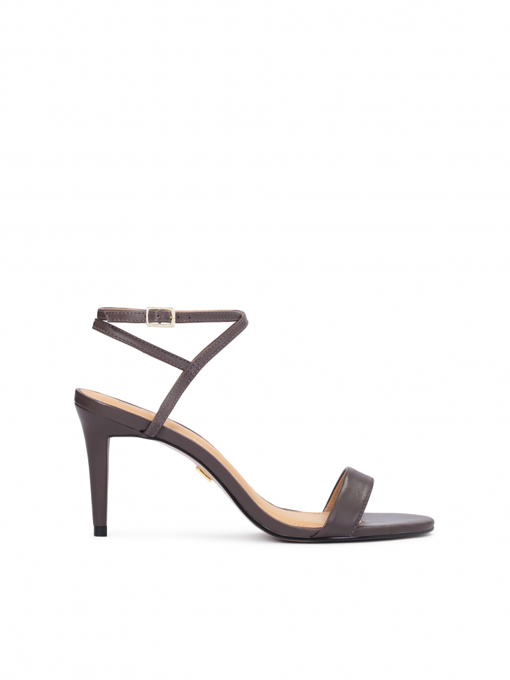 Minimalistyczne brązowe sandały zapinane wokół kostki