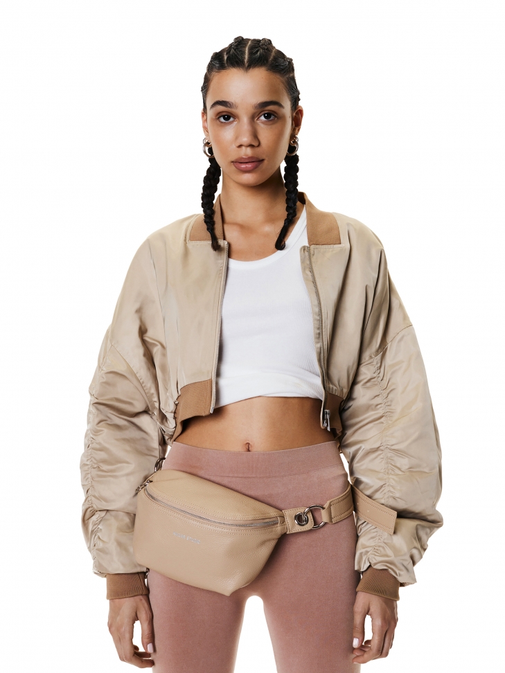 Beżowa nerka ze skóry