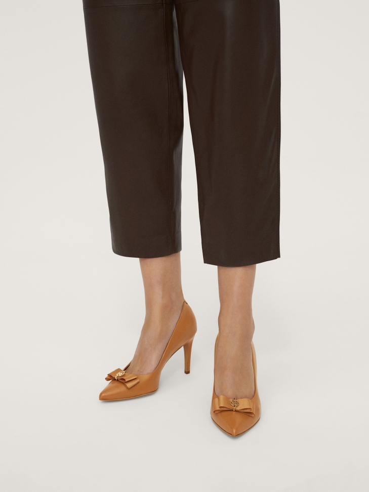 Jasnobrązowe skórzane czółenka z kokardą