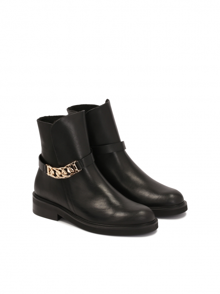 Klasyczne botki na płaskiej podeszwie ozdobione łańcuchem