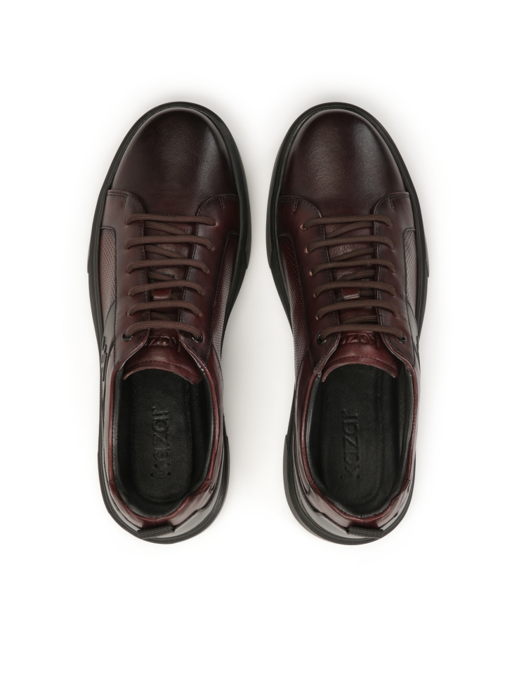 Bordowe sneakersy z perforowaną cholewką