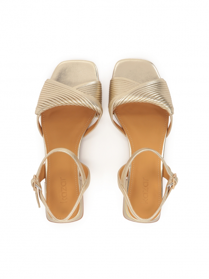 Złote sandały na płaskim obcasie