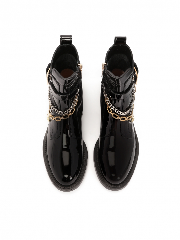 Lakierowane botki zdobione łańcuszkami