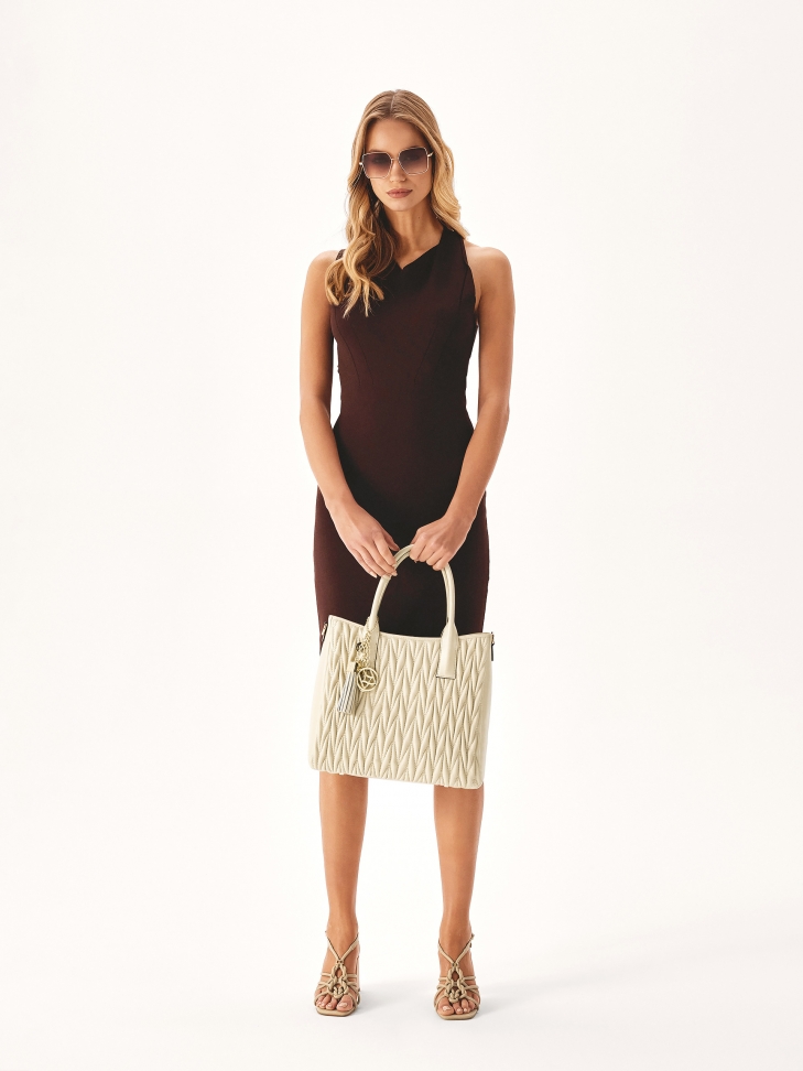 Pojemna torebka z efektownie zdobionej skóry