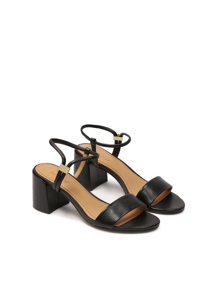 Czarne wsuwane sandały na słupku