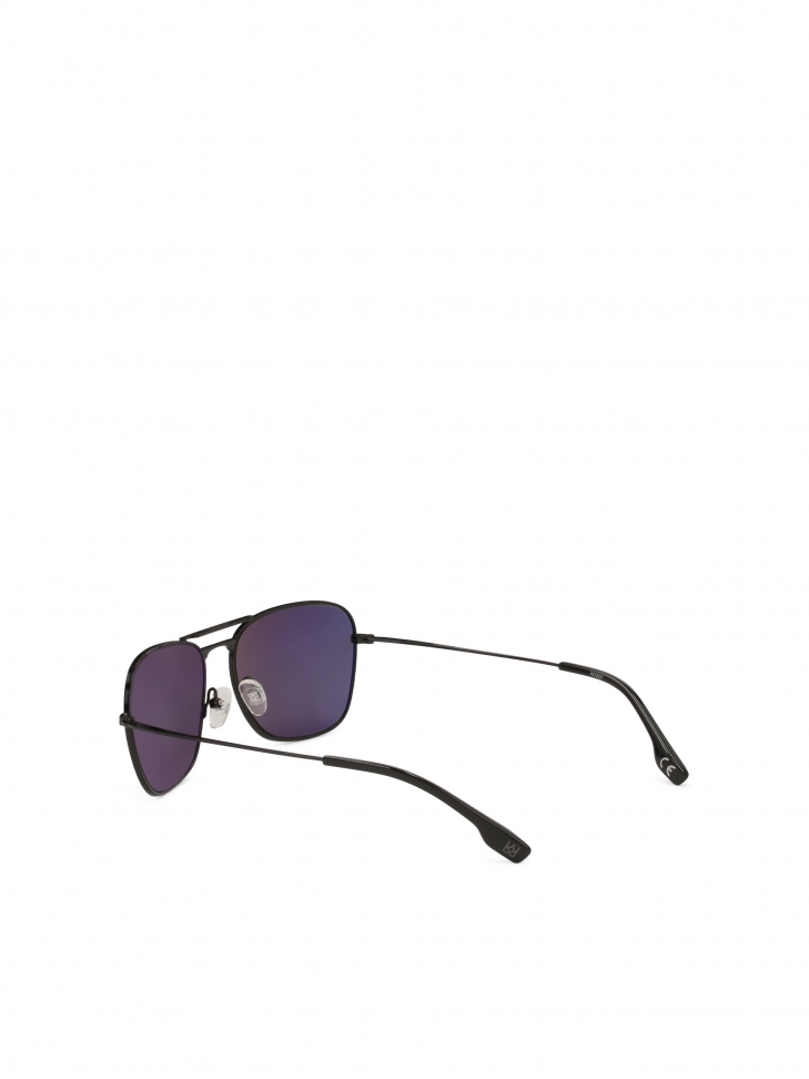 Czarne okulary przeciwsłoneczne z metalową ramką