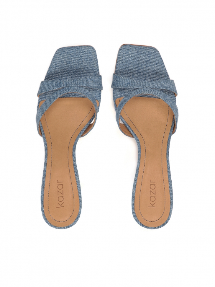 Jeansowe klapki z dwoma paskami na obcasie