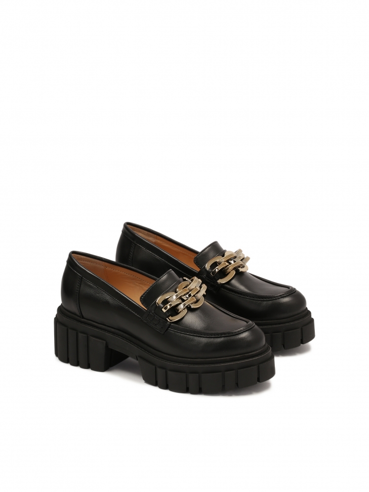 Casualowe półbuty z metalową ozdobą na grubej podeszwie