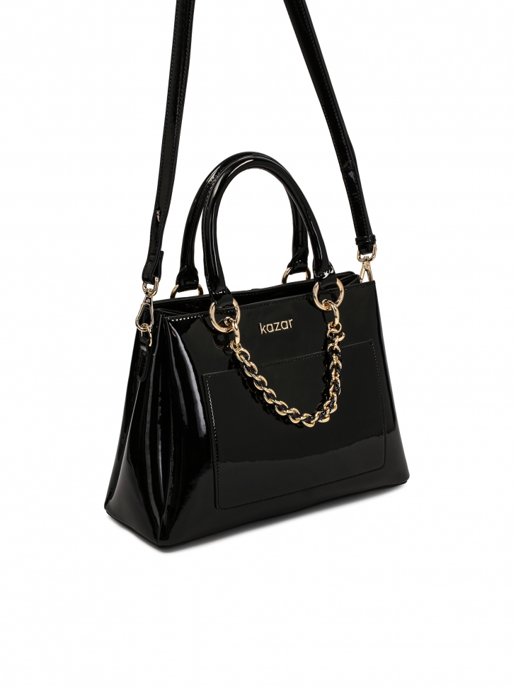 Elegancka lakierowana torebka kuferek ozdobiona łańcuszkiem