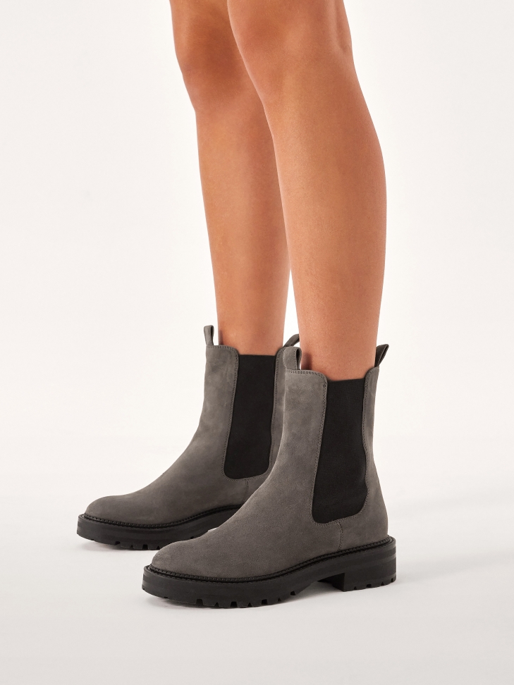 Zamszowe botki typu chelsea